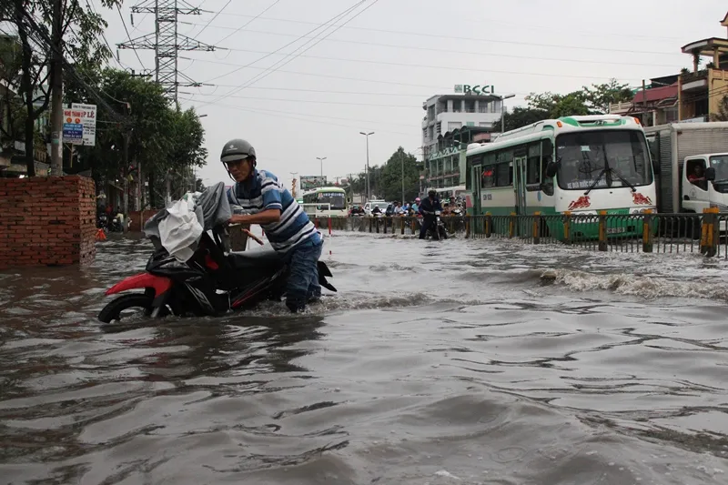 Đường Kinh Dương Vương thành sông sau cơn mưa ngắn ảnh 3